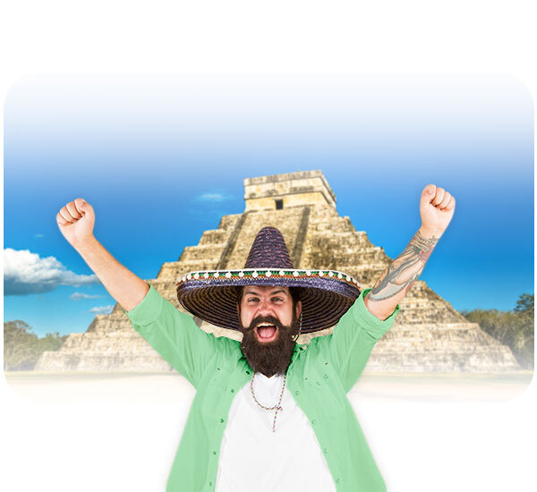 Hombre felíz con pirámide mexicana de fondo